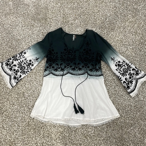 Tops - Boho styled embroidered top